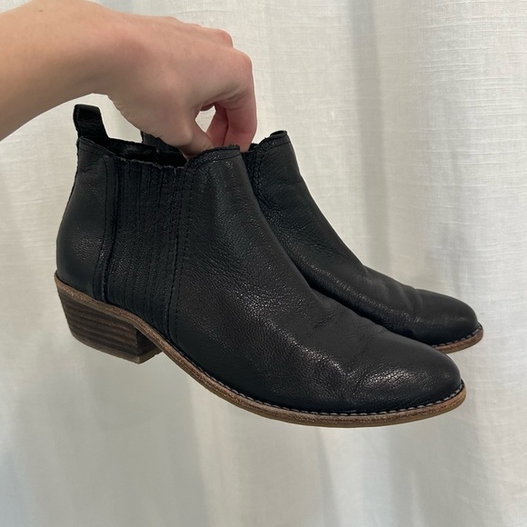 Steve Madden black leather pointed toe Tallie Ankle Booties - Picture 1 of 9